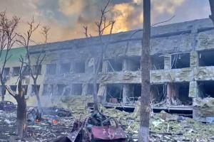 "Діти під завалами": російські окупанти завдали авіаудару по дитячій лікарні в Маріуполі (відео)