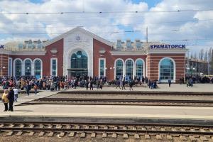 "Эвакуация с Востока заблокирована": почти 500 эвакуированных жителей Луганщины застряли на вокзале в Донецкой области из-за повреждения россиянами железно дороги