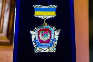 Военнослужащих, которые защищают Луганщину, наградили знаками почета