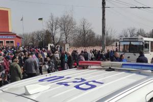 Эвакуационный автобус, который вез людей из Лисичанска, попал под обстрел