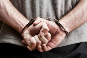 У Сєвєродонецьку спіймали мародера, який вкрав алкогольні напої зі згорілого внаслідок обстрілу супермаркету