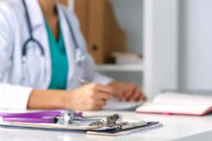 Чи можуть прийняти у лікарні ВПО без декларації з сімейним лікарем: пояснення МОЗ