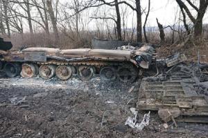 У селі під Харковом виявили "братську" могилу російських окупантів (фото 18+)