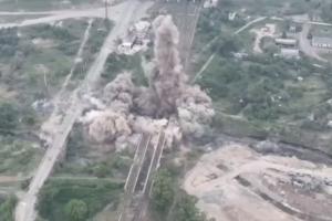 Щоб зупинити наступ на Лисичанськ та Сєвєродонецьк: військові показали, як підривають мости з Рубіжним (відео)