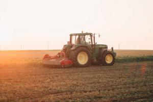 Ситуація складна, але не загрозлива: як дефіцит палива впливає на посівну кампанію в Україні