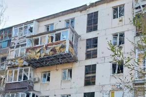 Душові кабіни на вулиці та готування їжі на багаттях: побут мешканців Сєвєродонецька в умовах війни (відео)