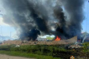 У Миколаєві внаслідок обстрілу спалахнув склад з авто