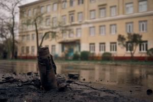 "На уцелевших досках застыло 23 февраля": в учебных заведениях Луганщины сегодня не раздался последний звонок
