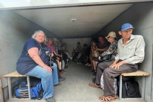 "Сил терпеть не осталось": жителей Луганщины, которые хотят эвакуироваться, становится все больше