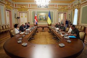 До Києва з неоголошеним візитом прибув Джонсон: про що він говорив з Зеленським
