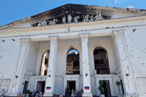 Как сейчас выглядит драмтеатр в Мариуполе - фото