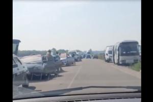 "Люди стоять по кілька днів": з чим стикаються українці, які хочуть виїхати з окупованих територій