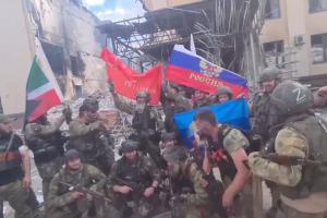 У Лисичанську загарбники влаштували оргію біля зруйнованої адмінбудівлі: відео