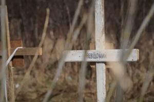 "Не в змозі зробити і цього": у Рубіжному окупанти тільки зараз звернули увагу на стихійні поховання