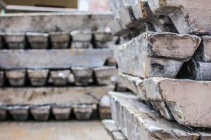 Через санкції в Росії зупинив роботу найбільший завод з виробництва свинцю