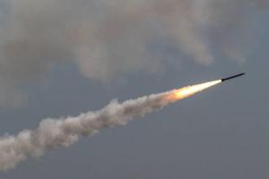 Ракетний удар по Миколаєву: постраждала дитина, під завалами люди