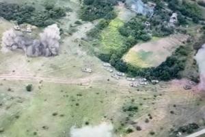 Украинские артиллеристы уничтожили колонну вражеской техники на Луганщине - видео