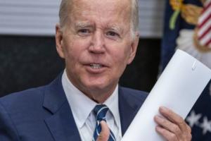 У президента США Байдена тест на COVID-19 снова дал положительный результат