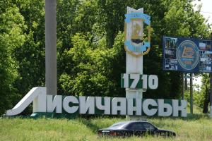 Територію оточили, перевіряють у людей телефони: загарбники намагаються приховати "хлопок" у Лисичанську