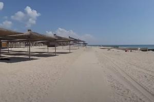 Залишилися одні медузи: як виглядає окупована Кирилівка у розпал курортного сезону