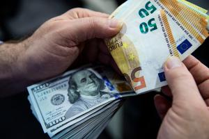 Офіційний курс долара до гривні перевищив курс євро вперше за 20 років