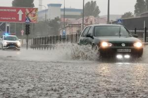 Одесу знову накрила потужна злива: на вулицях - потоп