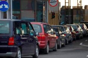 Тікають: на сході України зрадники влаштували чергу на кордоні