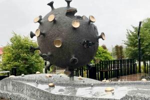 В одном из городов Украины открыли памятник коронавирусу - фото