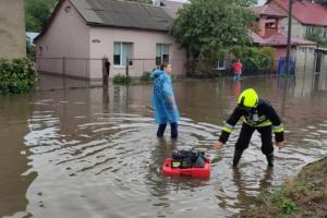 Через сильну зливу вулиці Ужгорода пішли під воду