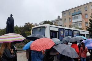 "Виборчі дільниці" в автобусах та нерозуміння наслідків: як відбувається "референдум" на Луганщині (відео)