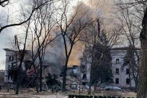 Приказ - "тихо бетонировать": в Мариуполе оккупанты заливают бетоном тела погибших в драмтеатре