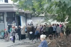 Продукти - дефіцит: в окупованому Маріуполі вишиковуються величезні черги за хлібом
