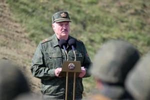 Лукашенко заявил, что его армия "не собирается никуда идти"
