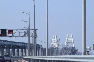Окупанти заявили, що рух Кримським мостом частково відновлено