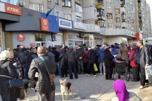 Для мешканців Лисичанська отримання пенсій стало великим випробуванням - відео з міста