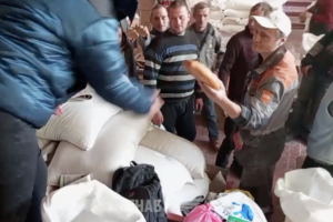 Сумне видовище: окупанти заявили, що налагодили роздачу соціального хліба у Лисичанську (відео)