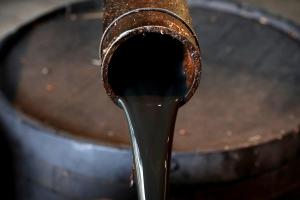 Цена на российскую нефть упала до 52 долларов за баррель, - Bloomberg
