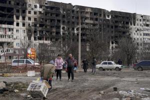 Возмущение растет: жители Мариуполя вынуждены замерзать в разрушенных домах