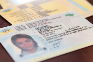 В Украине можно будет отказаться от пластикового водительского удостоверения: что взамен