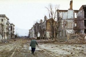 "Вчерашние алкоголики покупают новые машины": жители оккупированной Луганщины жалуются на новую "элиту"