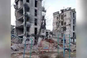 На видео показали один из дворов Северодонецка: что известно об обстановке в городе