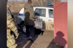 Полицейские эвакуировали двух жителей одного из освобожденных сел Луганщины
