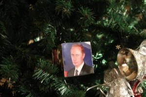 "Такого, как Путин": в магазине Донецка заметили "оригинальную" игрушечную елку (видео)