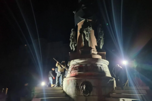 В Одессе начали демонтировать памятник Екатерине II 