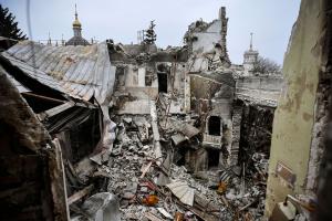 Росіяни продовжують демонтувати будівлю драмтеатру у Маріуполі (відео)