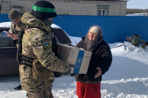 Сейчас там проживает всего 6 человек: полицейские доставили гумпомощь в одно из освобожденных сел Луганщины