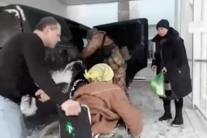 Полицейские показали, как эвакуировали пострадавшую в результате обстрела жительницу Невского