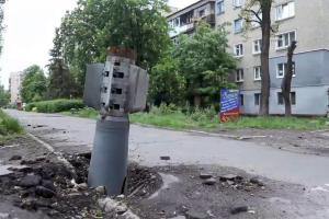 Снаряд так и торчит в асфальте: что происходит в центре Лисичанска (видео)