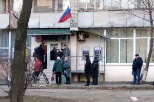 Люди чергують біля банкоматів: на окупованій Луганщині утворився дефіцит готівки