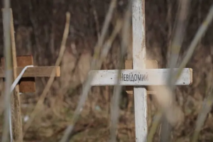 "Самодельные могилы, несколько крестов": в центре Лисичанска образовалось стихийное кладбище